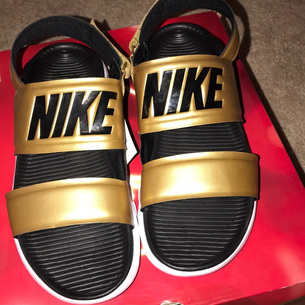 Womens size 6 NIKE sandal